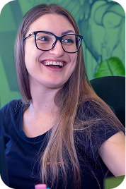 Especialista do Conecta Venda sorrindo durante o atendimento, representando acolhimento, proximidade e suporte humanizado da plataforma.